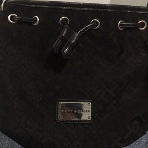 TOMMY HILFIGER black cross body bag